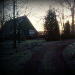 Altes Heuerhaus in der Abenddämmerung