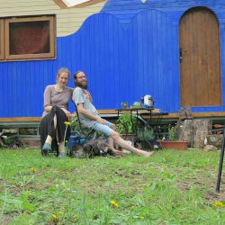 Kaya und Marco vor ihrem Tiny House