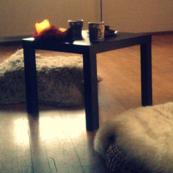 Schlichtes Wohnzimmer in Kerzenschein