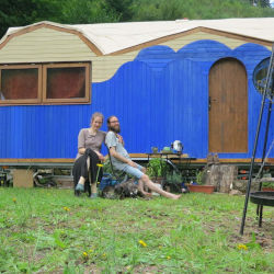 Kaya und Marco vor ihrem Tiny House