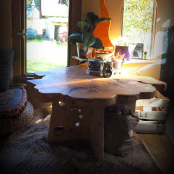 Gemütliche Sitzecke mit Tisch im Tiny House